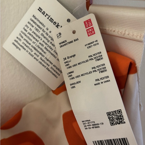 Marimekko Orange and White Floral drawstring bag - Uniqlo - Picture 4 of 7